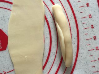 9、莲蓉蛋黄酥&杂花酥（黄油版）, 继续压扁擀平。