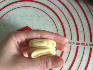 11、莲蓉蛋黄酥&杂花酥（黄油版）,蛋黄酥皮直接折叠。捏紧两头。