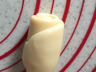 10、莲蓉蛋黄酥&杂花酥（黄油版）,卷起来，静置20分钟。