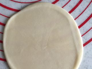 13、莲蓉蛋黄酥&杂花酥（黄油版）,压扁擀皮。