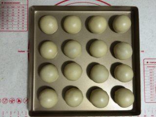 14、莲蓉蛋黄酥&杂花酥（黄油版）, 包馅收口，放入烤盘。