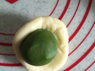 15、莲蓉蛋黄酥&杂花酥（黄油版）, 杂花酥也是同样的步骤，油皮包油酥。像汤圆一样包好。