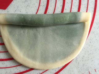 18、莲蓉蛋黄酥&杂花酥（黄油版）,卷起来，静置松弛20分钟。全程保鲜膜覆盖。