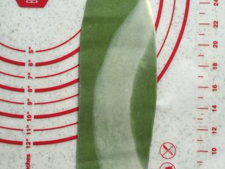 19、莲蓉蛋黄酥&杂花酥（黄油版）,继续压扁擀平。