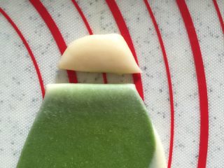 20、莲蓉蛋黄酥&杂花酥（黄油版）,杂花酥的关键来了，擀平第二次卷之前把两头的多出的油皮切掉再卷。可以有效避免白头现象。