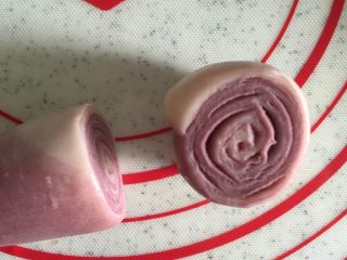 22、莲蓉蛋黄酥&杂花酥（黄油版）,用快刀从面团中间部位切面。