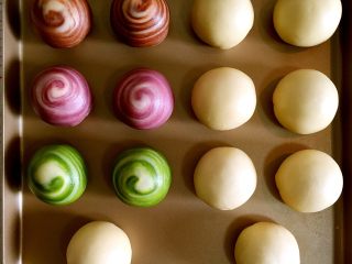 25、莲蓉蛋黄酥&杂花酥（黄油版）,杂花酥包好码放到烤盘里，蛋黄酥需要准备蛋黄液刷面。