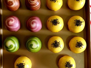 26、莲蓉蛋黄酥&杂花酥（黄油版）,用尼龙刷给蛋黄酥刷面，撒芝麻。