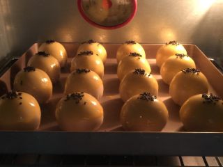 27、莲蓉蛋黄酥&杂花酥（黄油版）,放入预热170度烤箱烤30分钟左右，最后5分钟看着上色。