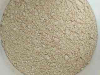 1、千层芝麻花生椒盐酥,面粉小火炒到微黄，也可以用糯米粉，糯米粉做出来是月饼馅的感觉，面粉做出来是点心的感觉。