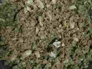 3、千层芝麻花生椒盐酥,加白糖和椒盐搅拌均匀，再加之前炒熟的面粉，和凉了的熟油一点点水一个鸡蛋搅拌均匀。搅拌好的忘了照了，不要太干，也不要太湿就正好。