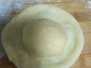 6、千层芝麻花生椒盐酥,用大包酥的手法，把水油皮包上油酥