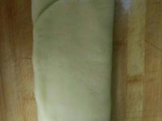 8、千层芝麻花生椒盐酥,折三折，再擀开，把馅料均匀铺满，再折三折，稍微擀一下，切成小块，这步忘了拍了。