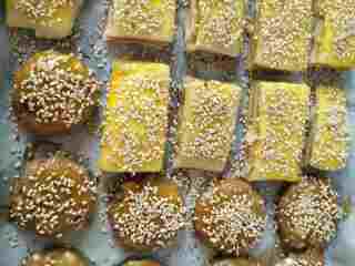 9、千层芝麻花生椒盐酥,上面刷蛋黄液撒芝麻，剩下的馅料直接团成团按成饼，刷蛋黄液撒芝麻，就是椒盐花生酥，也很好吃。