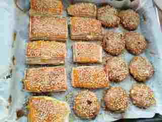 10、千层芝麻花生椒盐酥,烤箱190度，25到30分钟，自己观察颜色。