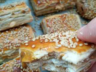 12、千层芝麻花生椒盐酥,椒盐的味道花生芝麻的香，咸甜酥脆。