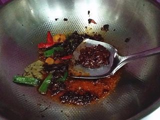 7、麻辣鸭头鸭翅,可再调些郫县豆瓣酱炒香
