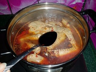 10、麻辣鸭头鸭翅,煮开后放入白糖、老抽转小火