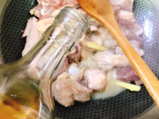 2、红烧鸭肉,放入料酒