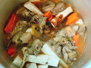 18、红烧鸭肉,放入老抽、酱油、白糖、蚝油拌匀大火烧开