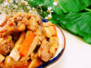 20、红烧鸭肉,装盘。