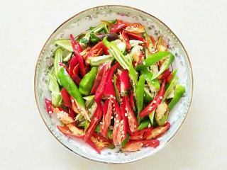 1、小炒土鸡,湖南椒切条备用！