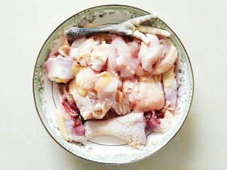 5、小炒土鸡,土鸡切半，宰成小块！