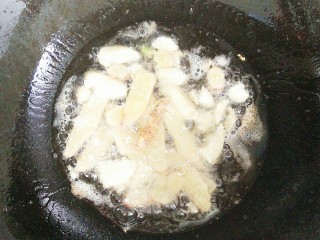 8、小炒土鸡,姜蒜放下去煸炒至金黄！