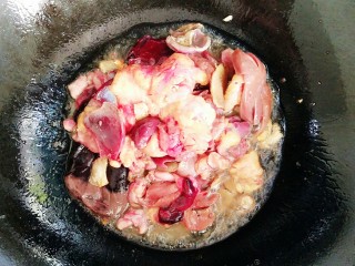 9、小炒土鸡,放入鸡内脏煸炒！