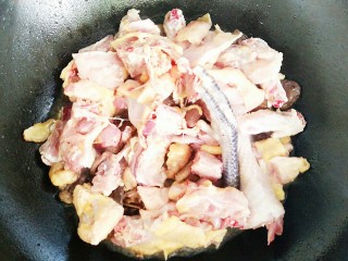 11、小炒土鸡,放入鸡块一起煸炒！