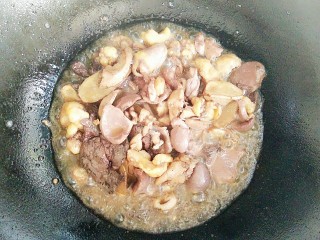 10、小炒土鸡,把鸡内脏炒至变色，焦黄！