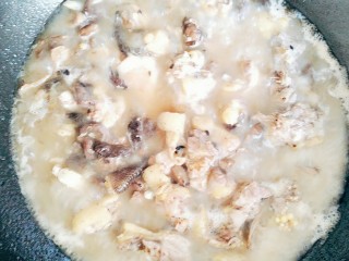 12、小炒土鸡,煸炒至金黄色，再加入适量冷水煮15分钟左右！