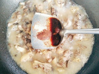 13、小炒土鸡,汤快煮干的时候加入调味料！