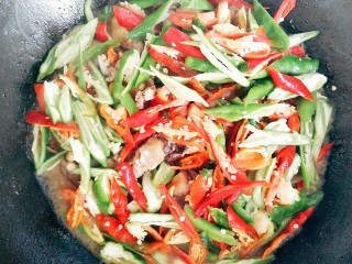 14、小炒土鸡,最后下入湖南椒一起翻炒均匀！