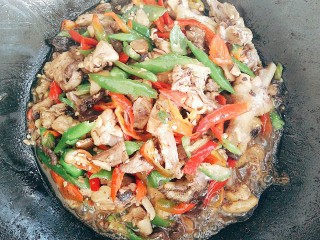 15、小炒土鸡,将水分煸干！