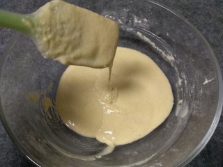 4、奶香玉米饼,翻拌成可以流动性，但是滴落后的纹路不会马上消失，放入一边备用