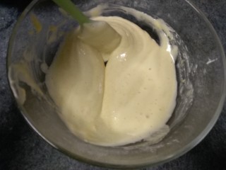 9、奶香玉米饼,流动性的面糊就好，滴落后不会立马消失纹路，这里提醒一下，不要太稀也不要太稠，太稀饼薄，太稠整形不好掌握。