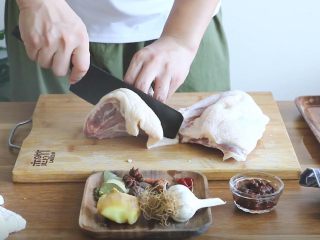 1、啤酒烧鸭,鸭子洗干净剁成块