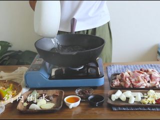 2、啤酒烧鸭,锅内倒水，放入料酒