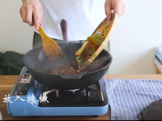 12、啤酒烧鸭,大火烧开，小火收汁加辣椒翻炒，辣椒断生即可出锅