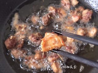 9、辣子鸡～香喷喷火辣辣,锅里倒适量的油，油温八成热时，鸡块全部放入一起炸，炸至颜色金黄或者微黄即可捞出控油