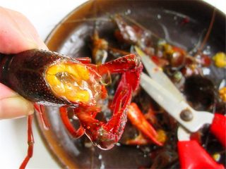 2、麻辣啤酒小龙虾,小龙虾的最脏部分在头部和虾肠，用剪刀将头部斜着剪去，虾肠抽去，不介意的话，头部也可以不剪