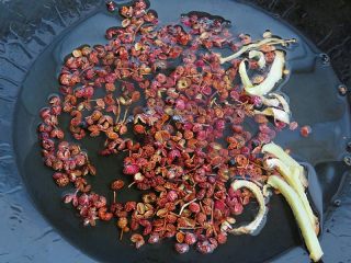 6、麻辣啤酒小龙虾,锅内注入油，烧至6分热放姜丝花椒麻椒炸出香味