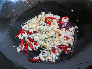 7、麻辣啤酒小龙虾,捞出花椒麻椒生姜，放入蒜碎、红干椒炸出香味