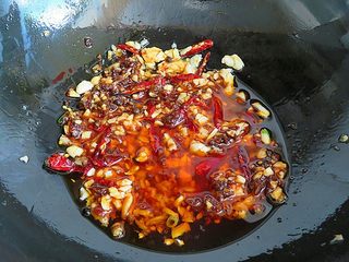 8、麻辣啤酒小龙虾,倒入郫县豆瓣酱翻炒