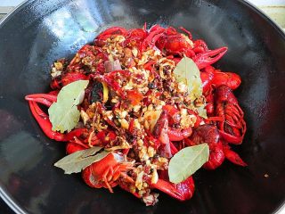 9、麻辣啤酒小龙虾,另起一锅，烧热注入少许油，将小龙虾倒入翻炒一分钟，再放入已炒好的配料和大料