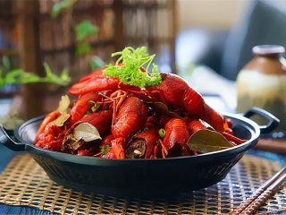 14、麻辣啤酒小龙虾,装盘和家人配上啤酒欢快畅饮享受美味的小龙虾吧