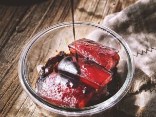 14、肥而不腻 香糯酥烂的 东坡肉,煮好的肉 皮朝上，放在小碗里，淋上剩余的酱汁