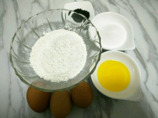 1、老式无水蛋糕,准备食材