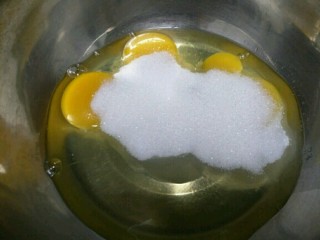 2、老式无水蛋糕,将鸡蛋磕入无油无水的盆中，并将糖放入～